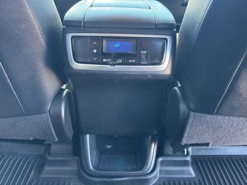 Used 2019 Toyota Highlander XLE AWD/4WD image 23