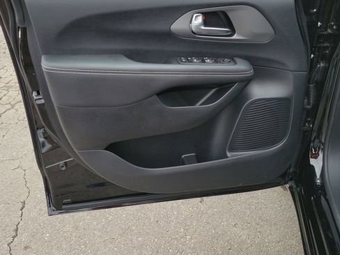 Used 2025 Chrysler Voyager LX image 26