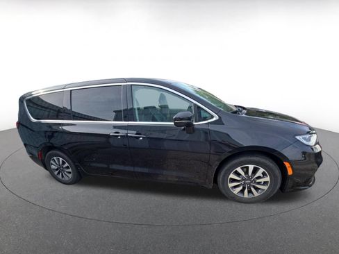 Used 2023 Chrysler Pacifica Touring-L FWD image 7