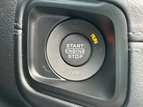 Used 2024 Jeep Wrangler Unlimited Sahara w/ Technology Group AWD/4WD image 30