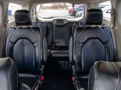 Used 2023 Chrysler Pacifica Touring-L image 24