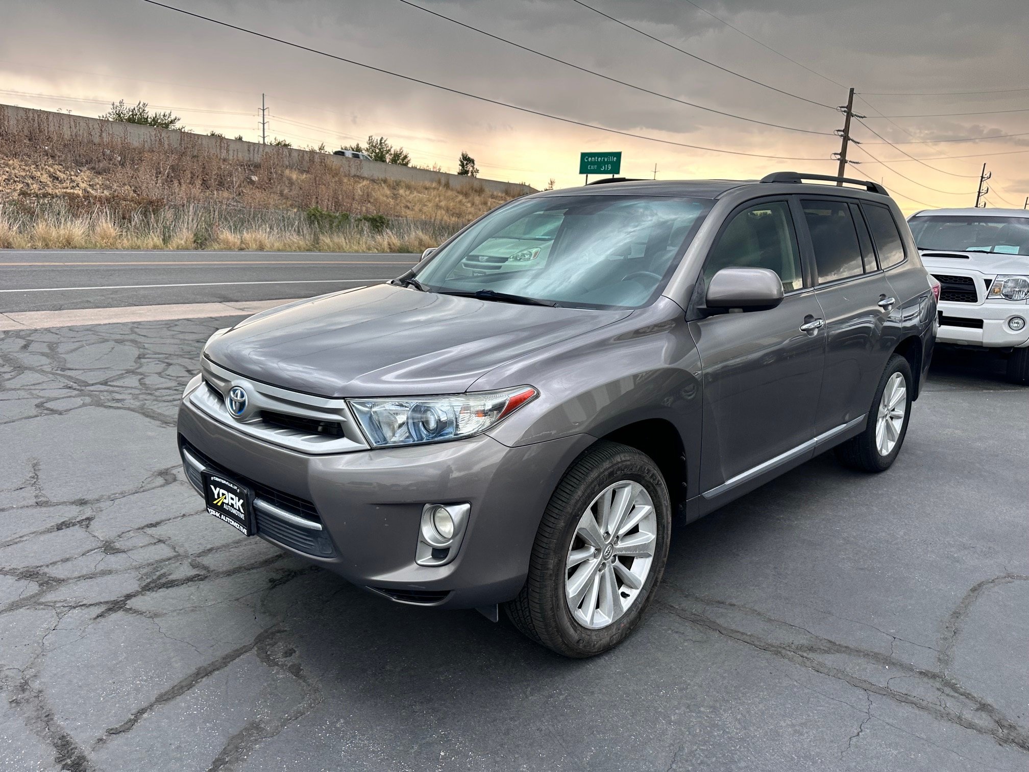 Used 2012 Toyota Highlander Limited AWD/4WD image 2