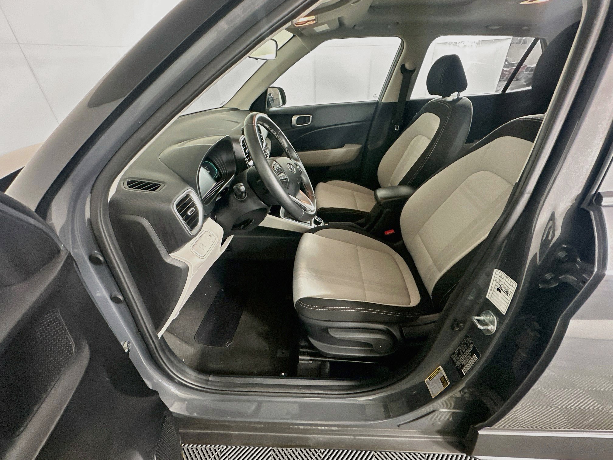 Used 2025 Hyundai Venue SEL FWD image 13