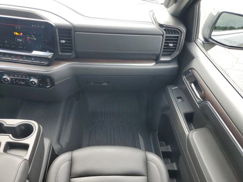 Used 2024 GMC Sierra 1500 SLT image 17