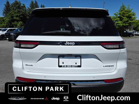 Used 2024 Jeep Grand Cherokee Laredo AWD/4WD image 5