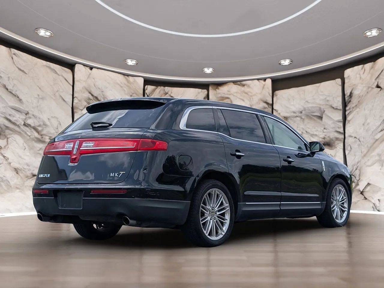 Used 2019 Lincoln MKT AWD image 11