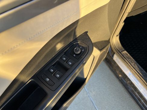 Used 2025 Volkswagen Taos SE w/ Panoramic Sunroof Package image 14