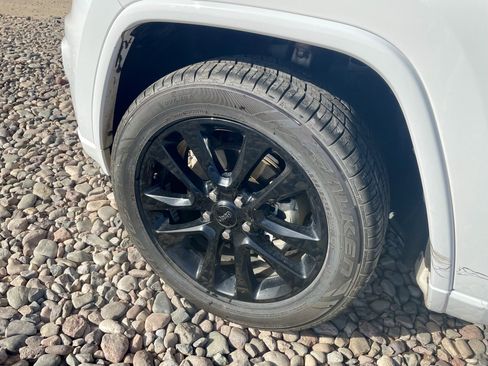 Used 2019 Jeep Grand Cherokee Altitude AWD/4WD image 9