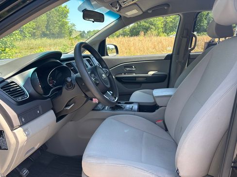 Used 2016 Kia Sedona LX w/ Option Group 020 FWD image 11