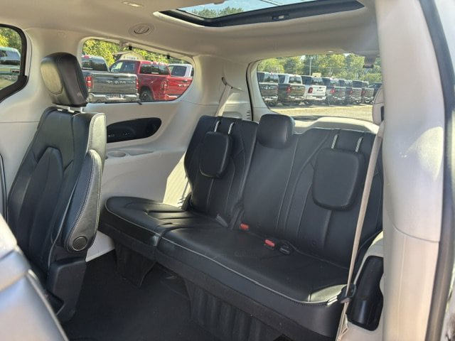 Used 2020 Chrysler Pacifica Limited w/ Tire & Wheel Group FWD image 11