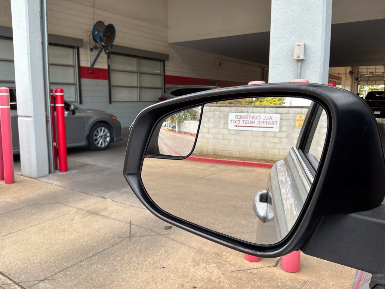 Used 2017 Toyota RAV4 LE FWD image 18