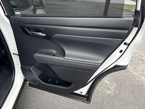 Used 2023 Toyota Highlander XLE image 17