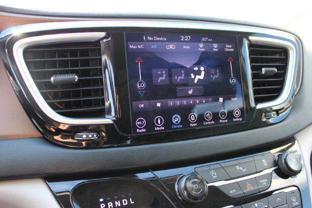 Used 2018 Chrysler Pacifica Touring-L w/ Tire & Wheel Group FWD image 22