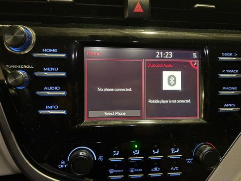 Used 2018 Toyota Camry LE image 16