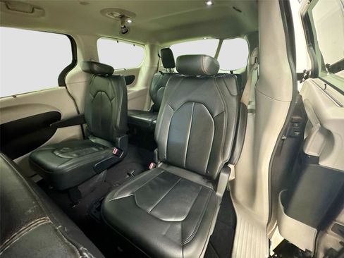 Used 2017 Chrysler Pacifica Touring-L image 23