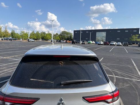 Used 2023 Mitsubishi Outlander SE FWD image 4