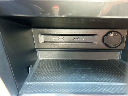 Used 2023 Volkswagen Tiguan SE w/ Panoramic Sunroof Package FWD image 31