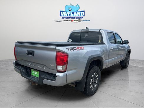 Used 2017 Toyota Tacoma TRD Off-Road w/ Premium & Technology Package AWD/4WD image 5