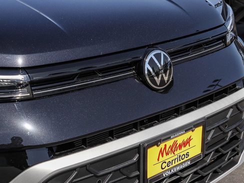 Certified 2025 Volkswagen Taos SE FWD image 5