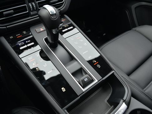 Certified 2026 Porsche Macan AWD/4WD image 18