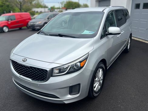 Used 2017 Kia Sedona LX w/ LX Essentials Premium Package FWD image 2