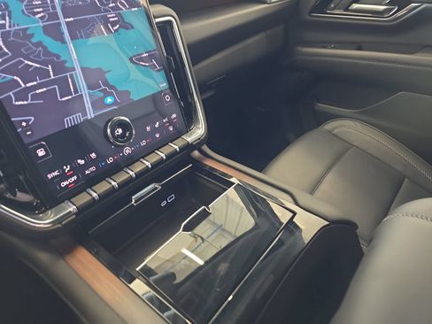 Used 2025 GMC Yukon Denali w/ Sun & Power Step Package AWD/4WD image 25