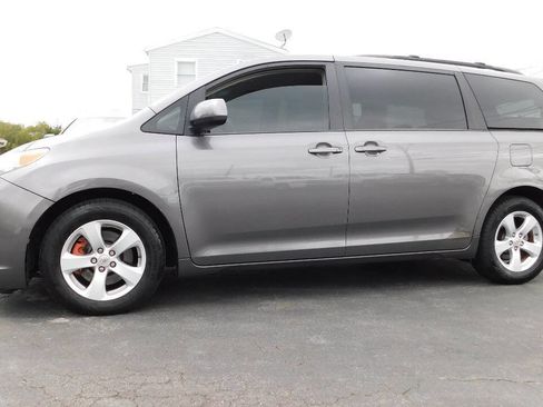 Used 2011 Toyota Sienna LE image 11