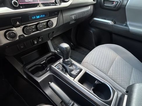 Used 2021 Toyota Tacoma SR5 AWD/4WD image 14