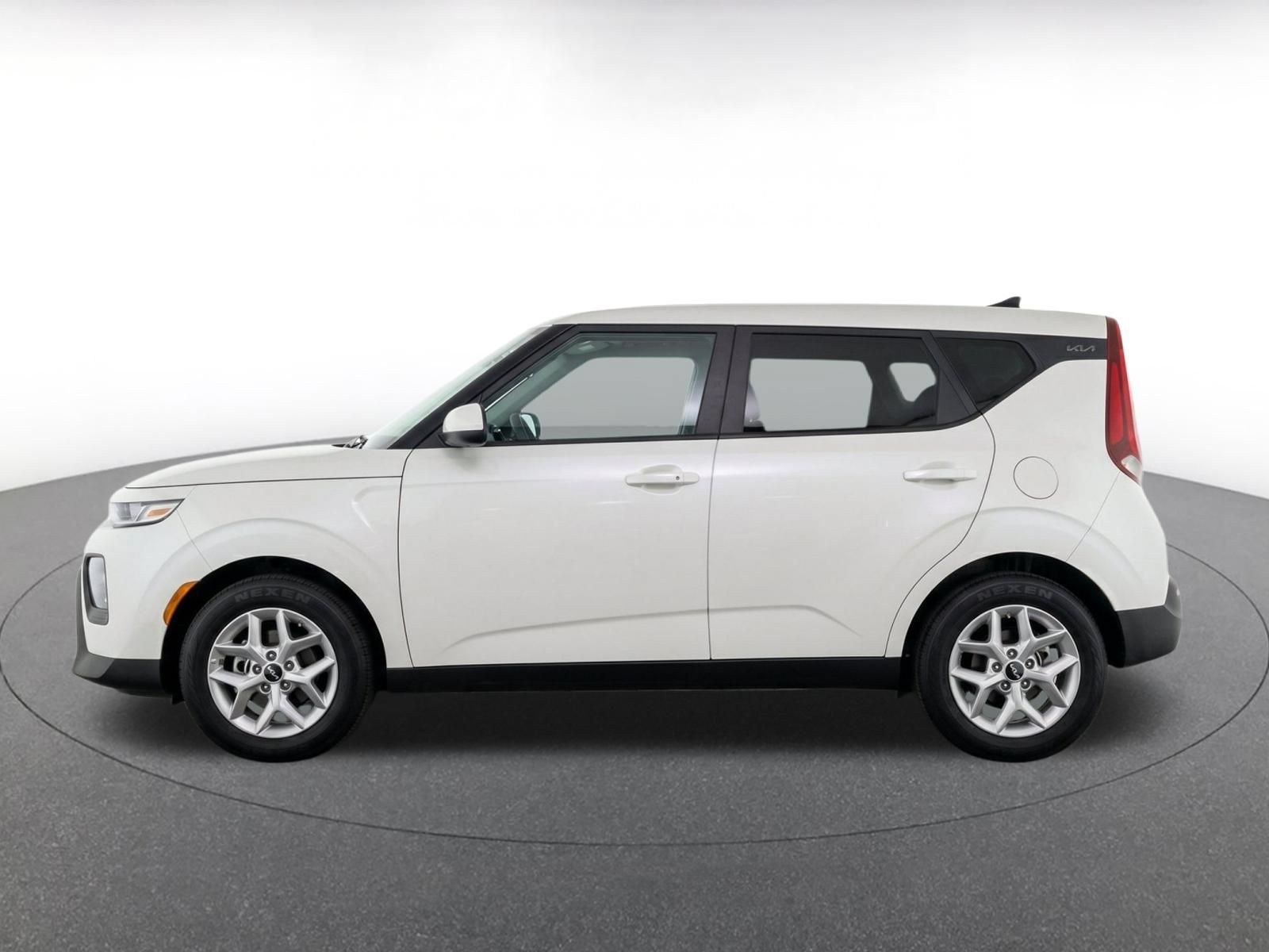 Used 2025 Kia Soul LX w/ LX Technology Package FWD image 4