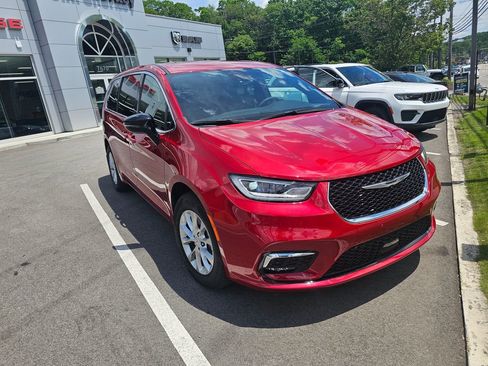 Used 2025 Chrysler Pacifica Select AWD/4WD image 1