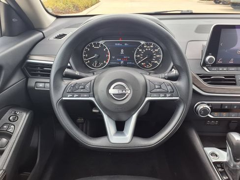 Used 2025 Nissan Altima 2.5 SV FWD image 19