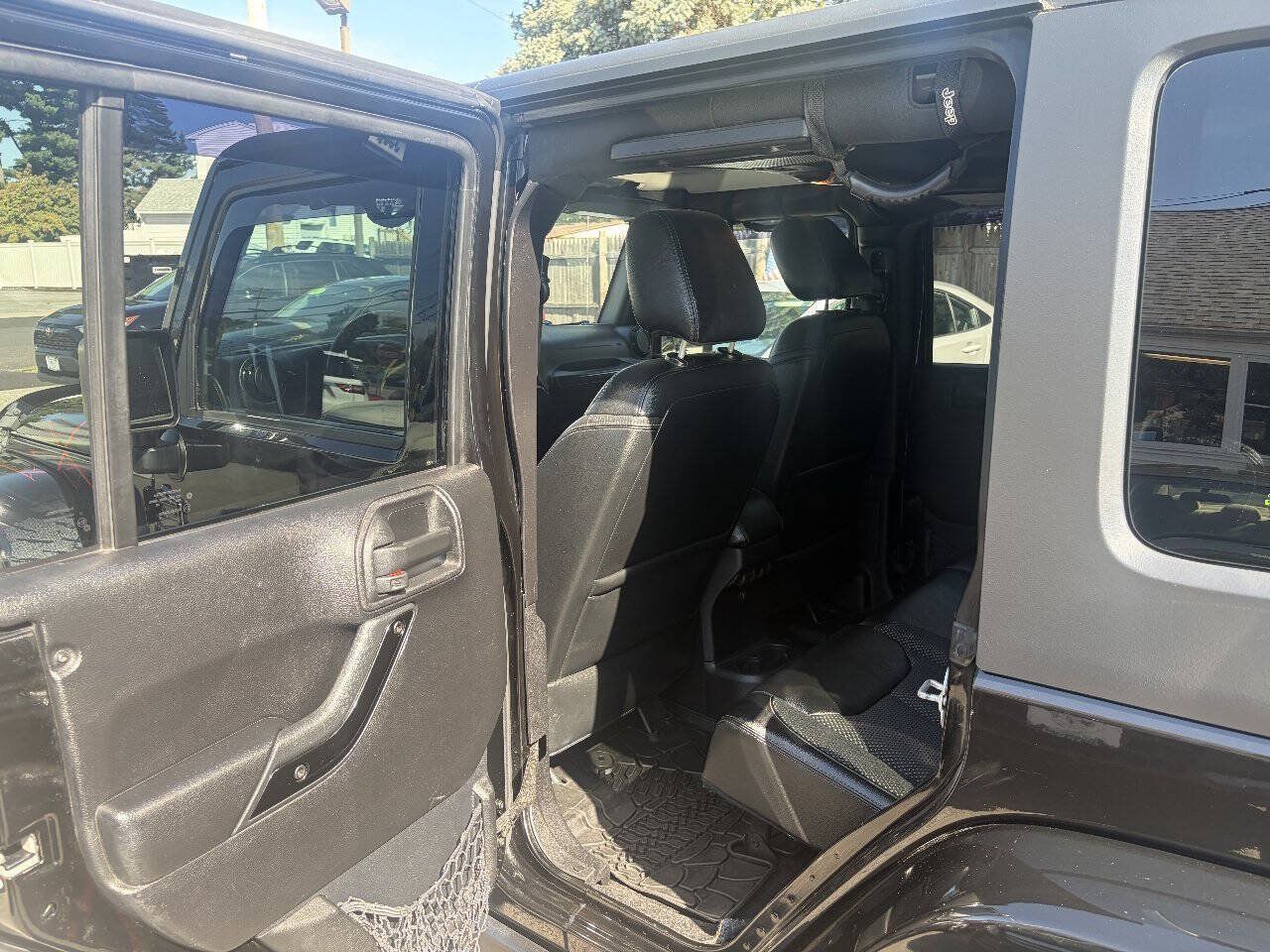 Used 2016 Jeep Wrangler Unlimited Sahara AWD/4WD image 16