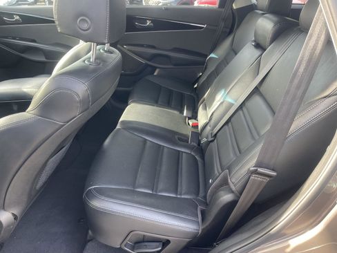 Used 2019 Kia Sorento SX image 5