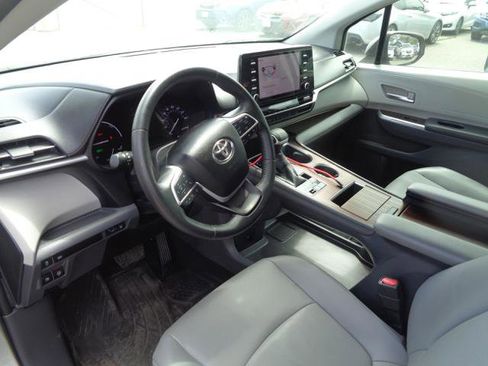 Used 2021 Toyota Sienna XLE FWD image 11