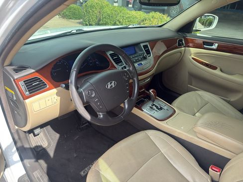 Used 2013 Hyundai Genesis 3.8 RWD image 10