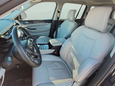 Used 2022 Jeep Grand Cherokee Overland w/ Advanced Protech Group III image 32