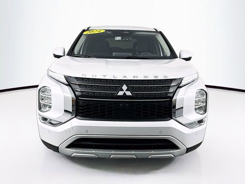 Used 2024 Mitsubishi Outlander SE image 2