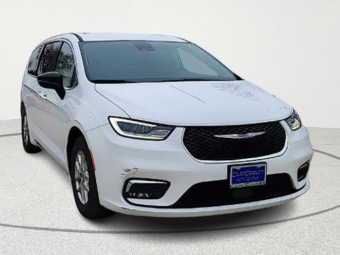 Used 2024 Chrysler Pacifica Touring-L image 2