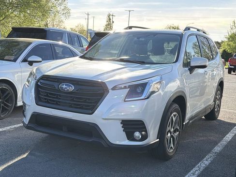Used 2023 Subaru Forester Premium image 3