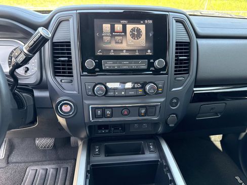 Used 2024 Nissan Titan SV w/ SV Convenience Package RWD image 22