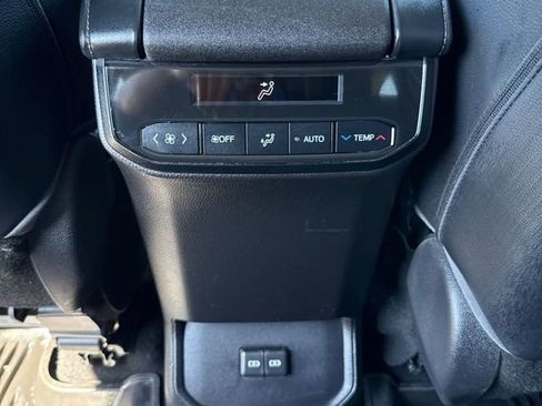 Used 2022 Toyota Highlander XLE AWD/4WD image 28