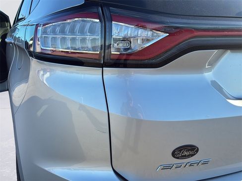 Used 2018 Ford Edge SE image 38