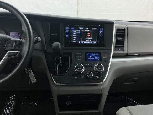 Used 2015 Toyota Sienna LE FWD image 28