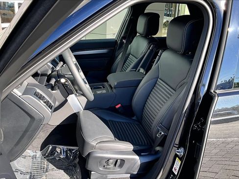 New 2026 Land Rover Discovery Dynamic SE image 9