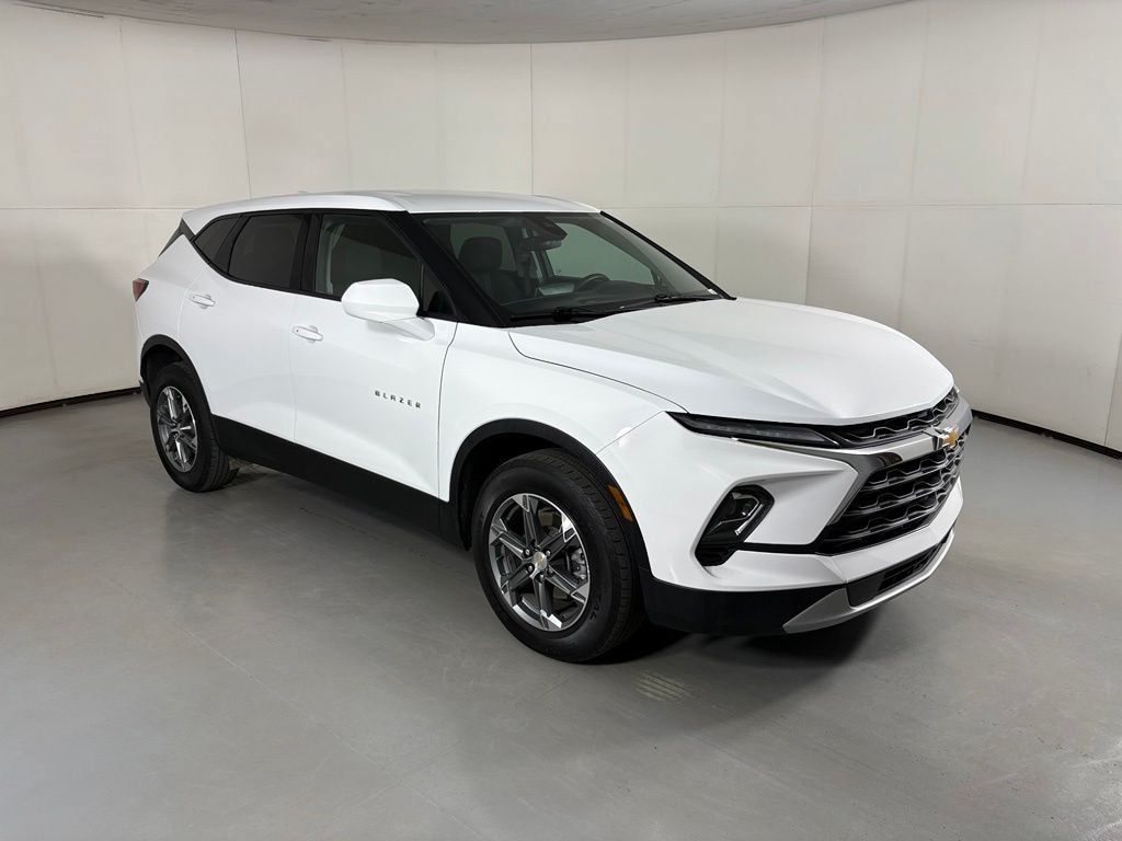 Used 2025 Chevrolet Blazer LT FWD image 2