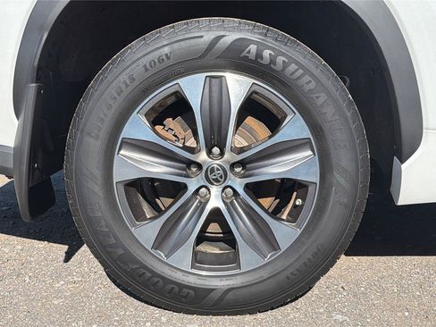 Used 2022 Toyota Highlander XLE AWD/4WD image 28