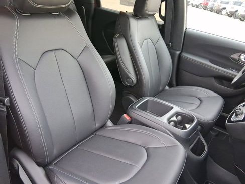 New 2026 Chrysler Pacifica Select image 26