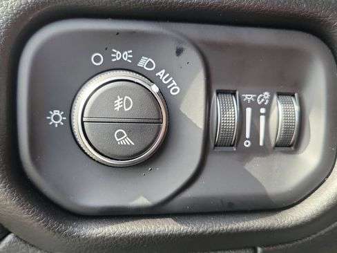 Used 2025 RAM 2500 Laramie AWD/4WD image 17
