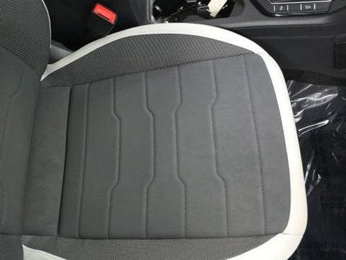 Used 2025 Volkswagen Taos SE AWD/4WD image 6