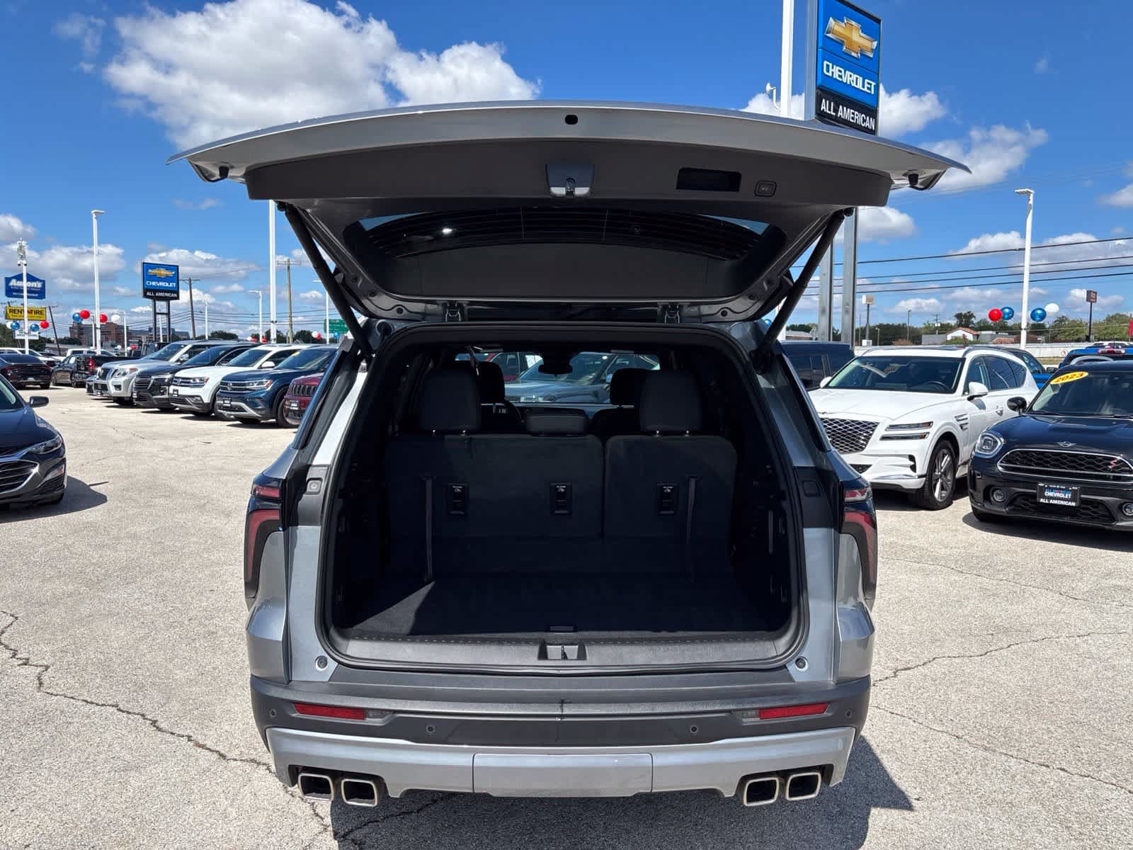 Used 2025 Chevrolet Traverse LT w/ Driver Confidence Package FWD image 7